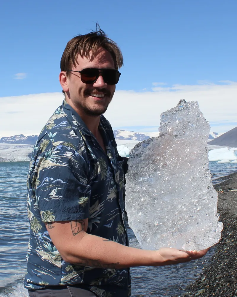 Magnús Franklín með ísjaka við Jökulsárlón